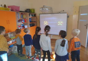 Dzieci oglądają animację o dyni